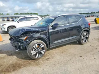 VOLVO XC40 2025